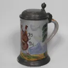 unbekannt_fayence-humpen-cellist_1.1l_dl_04-k