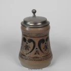 hk_humpen-westerwald-motive-herz-biene-braun_0.5l_dl_3-k