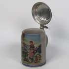 marzi-remy-15022_halbe-heimatstil-wirtsgartenszene_0.5l_dl_03-k